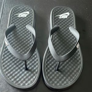 Nike flip flops like new